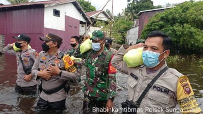 Kirim Bantuan Sembako, Anggota Polsek Laur Terjun langsung Ke Lokasi Banjir