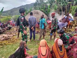 Ciptakan Papua Aman Damai, Satgas Pamtas RI-PNG Yonif Raider 142/KJ, Membantu Proses Perdamaian Perang Suku