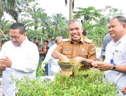 Bersama Pj. Bupati Kampar, Deputi Kementerian Perekonomian Resmikan GNPIP Riau di Pulau Birandan