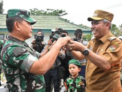 Terima Kunjungan Kepala Staf Angakatan Darat Jendral Dudung, Pj Bupati Kampar Sambut Dengan penyerahan Tanjak