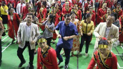 Tutup Pesta Budaya Nias, Menkumham Yasonna Menari Maena Bersama Ono Niha