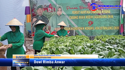 Ny. Dewi Rimba Anwar Di Dampingi Ny. Krisma Sujarwo Panen Sayur Hidroponik Di Kebun Hidroponik Koramil 404-05 tanjung enim