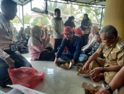 Terima Masyarakat Aksi, Kamsol Makan Nasi Bungkus Bersama Masyarakat
