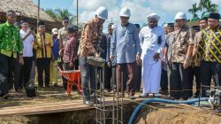 Wagub Ketapang Letakan Baru Pertama Pembangunan Masjid Baiturahman Desa Baru