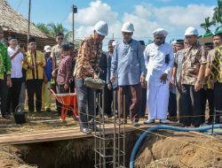 Wagub Ketapang Letakan Baru Pertama Pembangunan Masjid Baiturahman Desa Baru