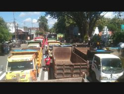 Ngeri!! Kantor Bupati Banyuwangi Di kepung Ratusan kendaraan Dum truck