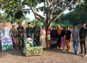 Program rutinitas Jum’at Berkah yang dilakukan Batalyon Infanteri 141/AYJP Muara Enim.Pembagian Sembako di desa Karang Raja