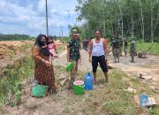Saking Dekatnya TNI Kepada Masyarakat Sampai Sampai Bu Riska Antarkan Makan Siang Untuk TMMD